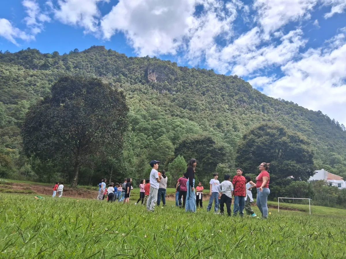 Niñas y niños en actividades al aire libre de Mundo Consciente 2025