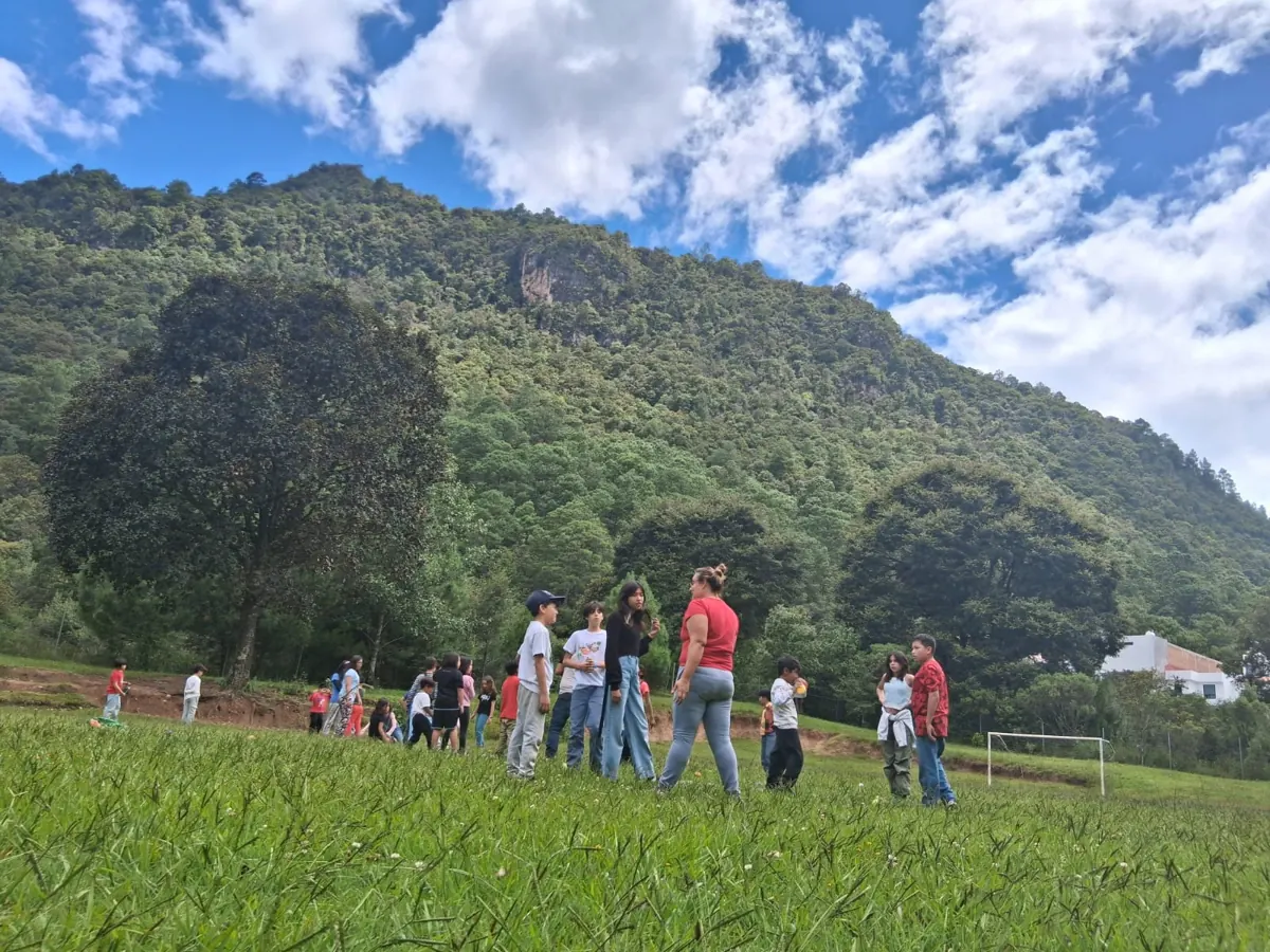 Niñas y niños en actividades al aire libre de Mundo Consciente 2025