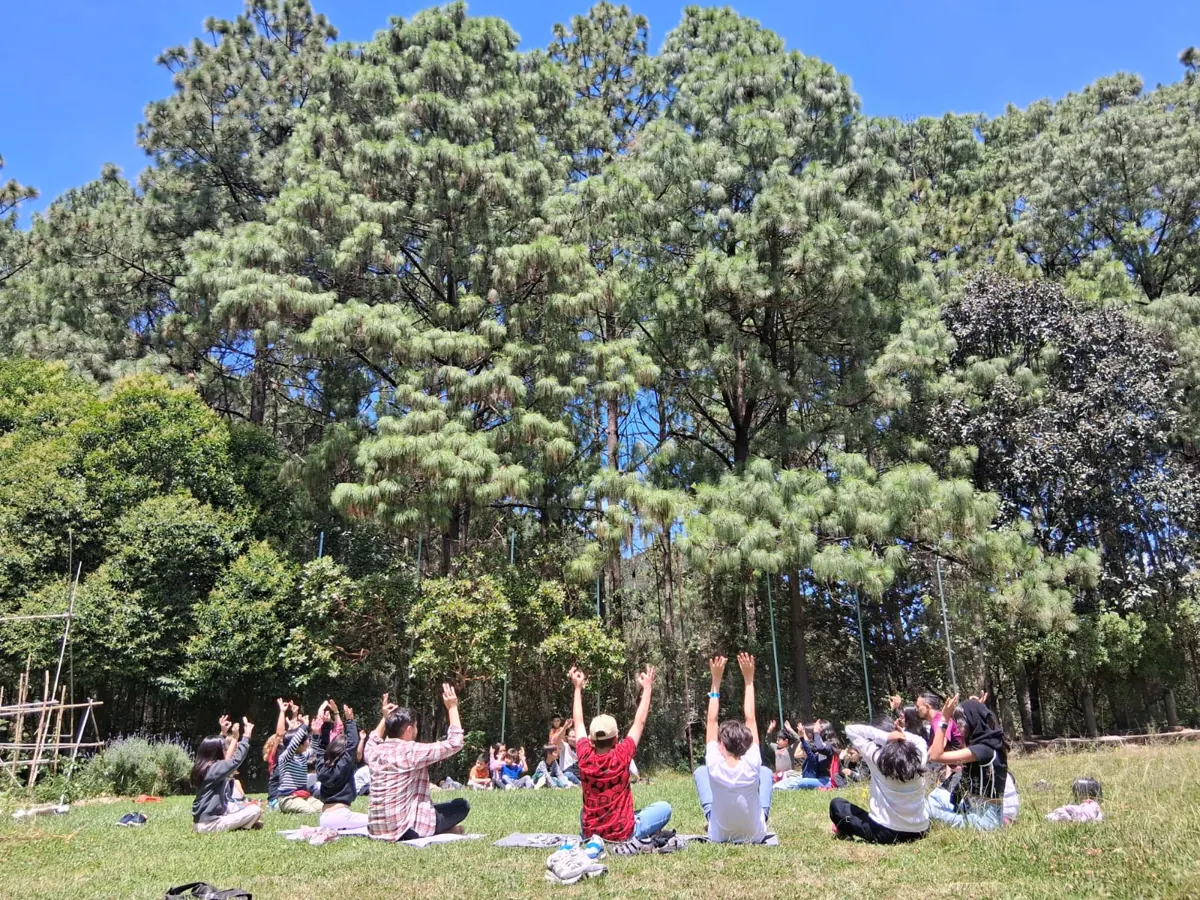 Niñas y niños en actividades al aire libre de Mundo Consciente 2025