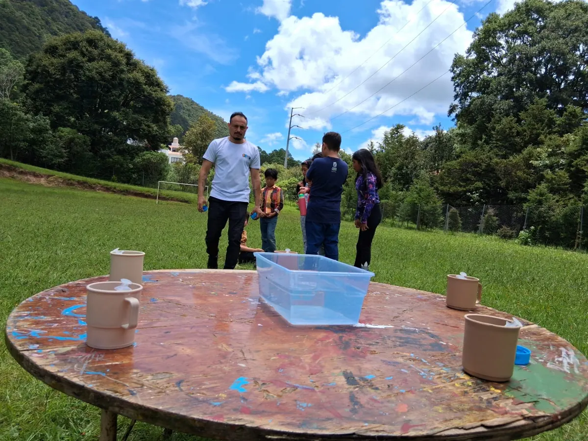 Grupo de niñas y niños en naturaleza durante Mundo Consciente 2025
