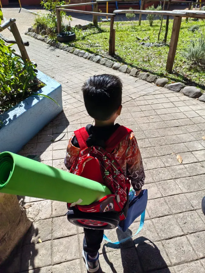 Grupo de niñas y niños en naturaleza durante Mundo Consciente 2025
